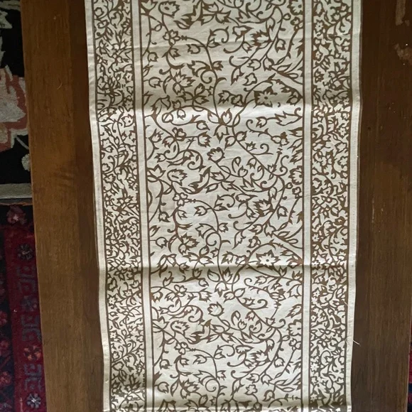 PRICE DROP! Elegant Gold Filigree Table Runners - Set of 2 - Picture 5 of 10